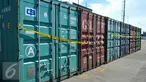 Enam kontainer berisi pupuk ilegal dipasangi garis polisi di Pelabuhan Tanjung Priok, Jakarta, Kamis (7/4). Petugas menggagalkan 6 kontainer pupuk ilegal yang akan diperjualbelikan oleh sindikat produsen dan distributor. (Liputan6.com/Yoppy Renato)