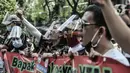 Massa pekerja seni dan hiburan malam berunjuk rasa di depan Gedung DPRD DKI Jakarta, Senin (5/10/2020). Dalam aksinya, massa menuntut Pemprov DKI Jakarta mencabut aturan PSBB dan membuka kembali tempat hiburan malam karena dinilai sangat menyulitkan ekonomi mereka. (merdeka.com/Iqbal S. Nugroho)
