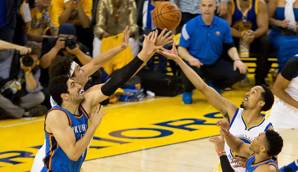 Para Pemain Warriors, dan Pemain Oklahoma City Thunder berebut bola pada final wilayah barat NBA Playoffs di Oracle Arena, (31/5/2016) WIB. Warriors menang 96-88. (Mandatory Credit: Kyle Terada-USA TODAY Sports)