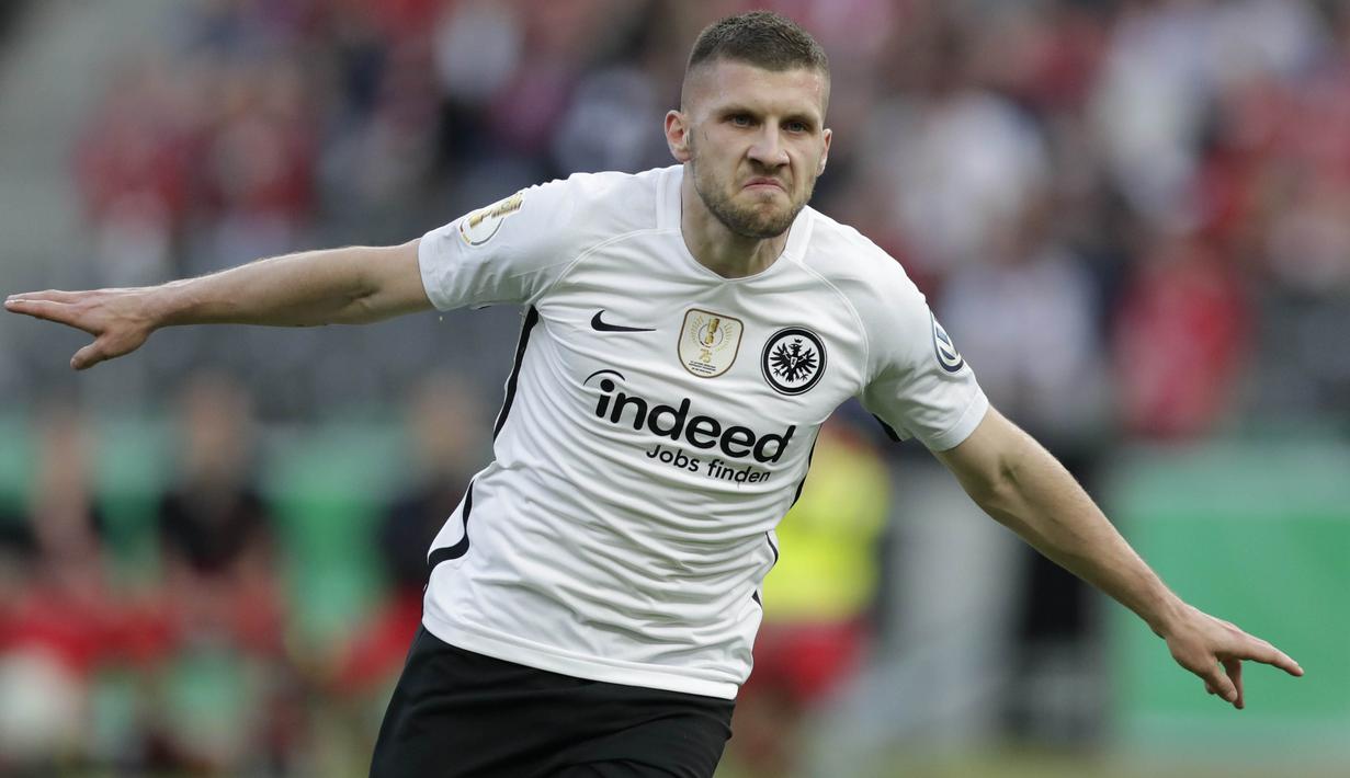 Penyerang Eintracht Frankurt, Ante Rebic, melakukan selebrasi usai membobol gawang Bayern Munchen pada laga final  DFB Pokal di Stadion Olympiastadion Berlin, Minggu (20/5/2018). Eintracht Frankurt menang 3-1 atas Bayern Munchen. (AP/Michael Sohn)