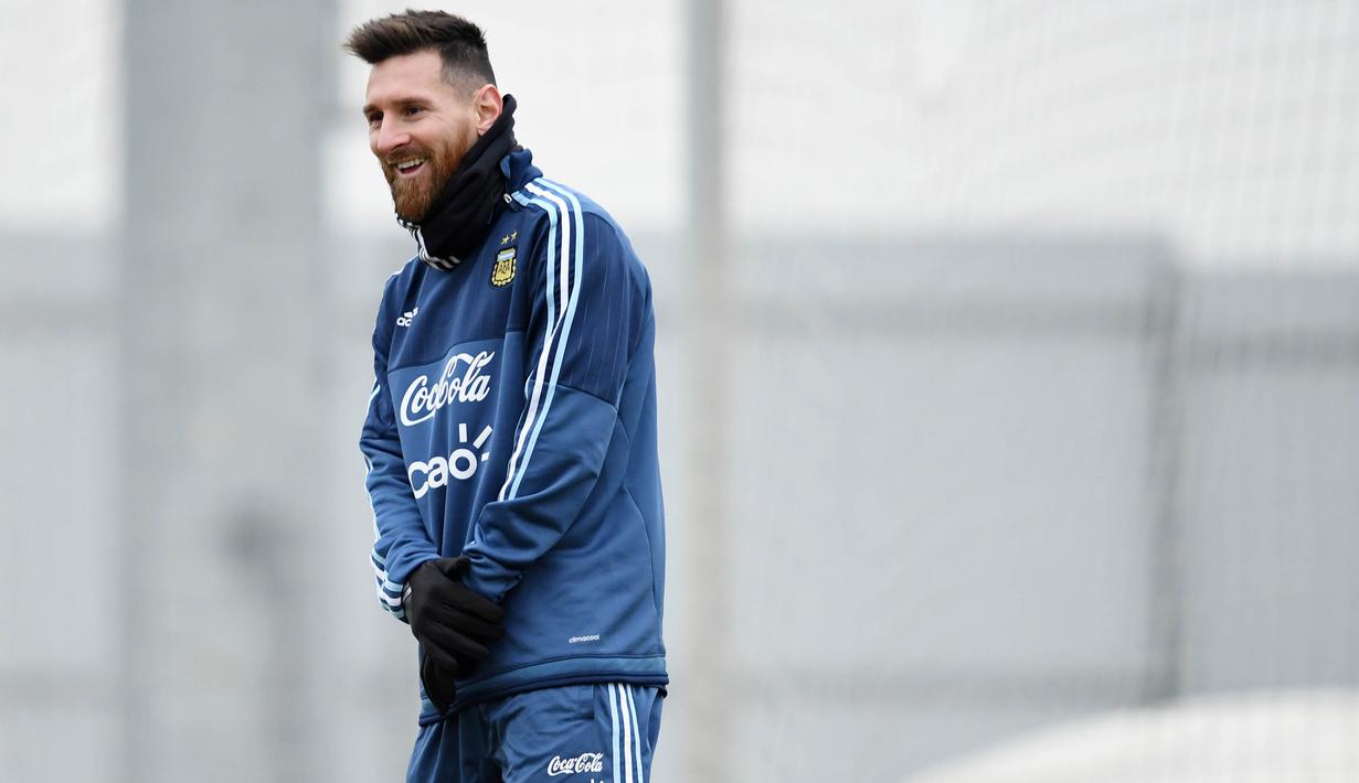 Striker Argentina, Lionel Messi, tersenyum saat mengikuti sesi latihan jelang laga persahabatan di Moscow, Rusia, Selasa (7/11/2017). Argentina akan berhadapan dengan Rusia dan Nigeria. (AFP/Kirill Kudryavtsev)