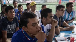Peserta yang merupakan pelatih junior dari peserta Liga Bola Indonesia 2016 tampak serius mendengarkan materi soal karakteristik pemain usia muda. (Bola.com/Vitalis Yogi Trisna)