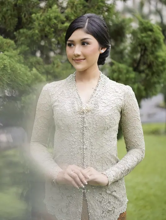 Tanpa aksesori, Erina menyanggul rambut dengan gaya minimalis dan poni samping yang begitu rapi.  [Instagram/@erinagudono]