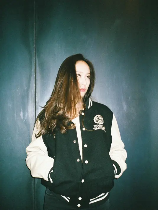 Dan ternyata shampoo menjadi barang yang wajib dibawa oleh Krystal saat berlibur. "Shampoo. Temanku sampai bilang 'Kau msih pakai shampoo seperti ini?," ujarnya. (Foto: instagram.com/vousmevoyez)