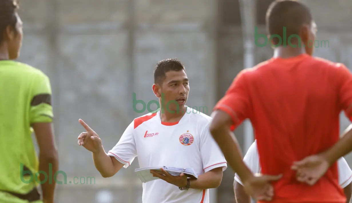 Asisten pelatih Persija, Jan Saragih, memimpin latihan perdana di Lapangan National Youth Training Center, Sawangan, Depok, Rabu (17/2/2016). (Bola.com/Nicklas Hanoatubun)