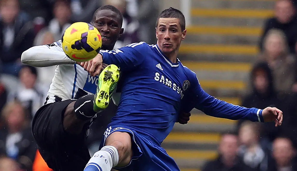 Liverpool melepas Fernando Torres ke Chelsea pada pertengahan musim 2010/2011 dengan nilai transfer sebesar 58,5 juta euro. Selama 3,5 musim berseragam Liverpool, ia total tampil dalam 142 laga di semua ajang dengan torehan 81 gol dan 20 assist. (AFP/Ian MacNicol)