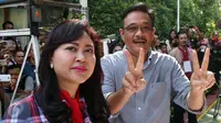 Calon Wakil Gubernur (Cawagub) DKI Jakarta, Djarot Saiful Hidayat bersama istri, Happy Farida berpose saat difoto awak media sebelum menggunakan hak pilihya dalam Pilkada Putaran kedua di TPS 8, Kuningan, Jakarta, Rabu (19/4). (Liputan6.com/Johan Tallo)