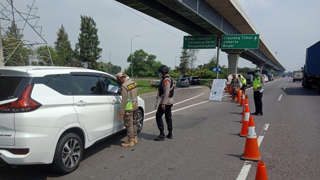 Petugas memperketat arus balik kendaraan di Tol Jakarta-Cikampek km 47 B untuk mencegah kendaraan menuju Jakarta usai Lebaran. (Liputan6.com/Abramena)