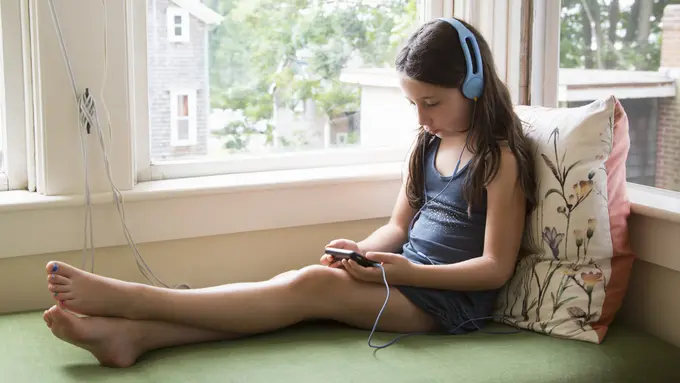 12 Hal yang Diam-diam Cewek Lakukan Saat Sendirian di Rumah