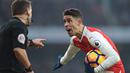 Pemain Arsenal, Gabriel melakukan protes kepada wasit saat laga melawan Burnley FC pada lanjutan Premier League di Emirates Stadium, London, (22/1/2017). Arsenal menang 2-1. (EPA/Facundo Arrizabalaga)