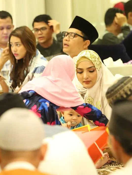 Arsya Akbar Pemuda Hermansyah dan Arsy Addara Musicia Nurhermansyah, merupakan dua anak balita yang sungguh menggemaskan. Bukan hal yang aneh jika keduanya sebagai kakak beradik juga sering berantem. (Bambang E.Ros/Bintang.com)