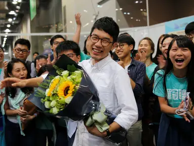 Nathan Law (tengah) merayakan kemenangannya usai mendapat kursi dalam pemilihan Dewan Legislatif Hong Kong, Senin (5/9). Ini adalah pertama kalinya kekuasaan politik Hong Kong memberikan tempat kepada aktivis muda prodemokrasi. (REUTERS / Tyrone Siu)
