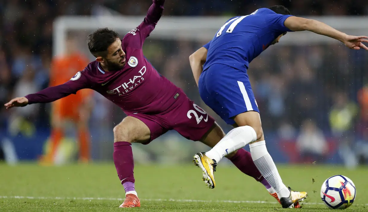 Gelandang Manchester City, Bernardo Silva, berusaha menekel gelandang Chelsea, Pedro, pada laga Premier League di Stadion Stamford Bridge, London, Sabtu (30/9/2017). Chelsea kalah 0-1 dari City. (AFP/Ian Kington)