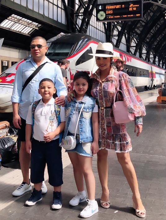 Krisdayanti dan Raul Lemos tidak ingin melewatkan kesempatan untuk dapat berkunjung ke stadion Juventus dengan menggunakan kereta. (Liputan6.com/IG/krisdayantilemos)