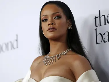 Penyanyi Rihanna berpose pada acara penggalangan dana bernama The Diamond Ball di Santa Monica, California, (10/12). Penyanyi 27 tahun ini menjadi tamu dalam penggalangan dana milik  Clara Lionel Foundation. (REUTERS/Mario Anzuoni)