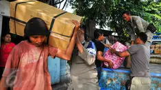 Warga dibantu petugas Satpol PP mulai memindahkan barang-barang setelah Pemprov DKI memberikan SP2 untuk segera mengosongkan dan meninggalkan rumah mereka di kawasan Pasar Ikan, Penjaringan, Jakarta, Rabu (6/4). (Liputan6.com/Yoppy Renato)