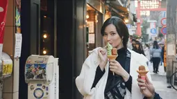 Asmirandah kerap unggah momen liburannya bersama sang suanmi, Jonas Rivanno ke berbagai negara. Meski sedang berada di negara orang, penampilan Asmirandah tetap casual dan natural. (Liputan6.com/IG/@asmirandah89)