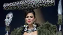 Miss Chile, Andrea Diaz menampilkan kostum nasionalnya selama National Costume Show Miss Universe 2018 di Chonburi, Thailand, Senin (10/12). 94 wanita cantik se-dunia berlomba menjadi yang terbaik di ajang Miss Universe 2018 (AP/Gemunu Amarasinghe)