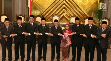 Anggota Komisioner Otoritas Jasa Keuangan yang baru foto bersama usai dilantik di Jakarta, Kamis (20/7). Anggota DK OJK periode 2017-2022 tersebut yakni Wimboh Santoso sebagai Ketua DK OJK. (Liputan6.com/Angga Yuniar)