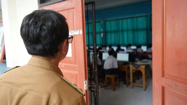 Wakil Bupati Helmi Budiman memberikan mengamati salah satu ruang kelas yang digunakan peserta ujian SMP di Garut hari ini