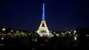 <p>Sebuah foto menunjukkan Menara Eiffel di Paris diterangi dengan warna bendera nasional Ukraina, pada 9 Mei 2022. Memperingati Hari Eropa, Menara Eiffel memproyeksikan bendera Ukraina sebagai solidaritas untuk rakyat Ukraina di tengah invasi Rusia. (Ludovic MARIN / AFP)</p>