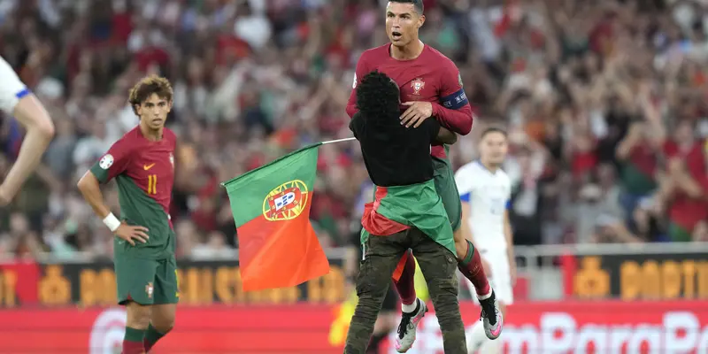 Penerobos Lapangan Peluk dan Angkat Tubuh Ronaldo