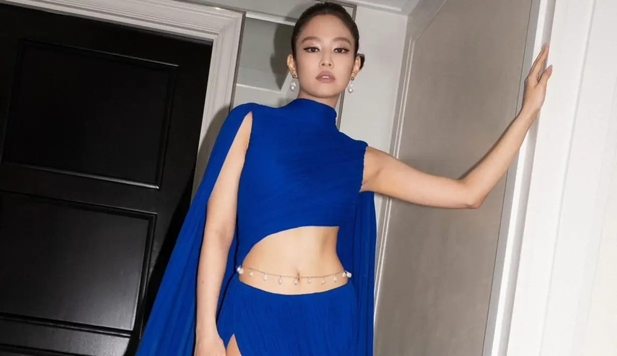 Jennie Blackpink tampil dengan warna Royal Blue dalam acara Met Gala 2024. Dirinya tampil anggun dengan gaun dari Alaïa yang dibuat khusus oleh desainer Pieter Mulier. (Liputan6.com/IG/@maisonalaia)