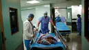 Tenaga medis memindahkan pasien usai operasi sterilisasi di sebuah rumah sakit di Caracas, 27 Juli 2016. Krisis ekonomi parah yang melanda Venezuela membuat banyak wanita memilih operasi sterilisasi untuk mencegah kehamilan (REUTERS/Carlos Garcia Rawlins)