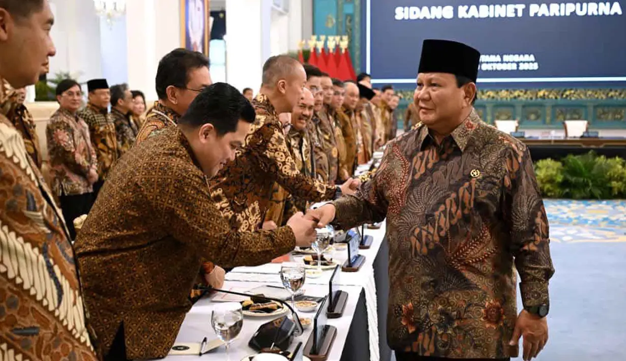 Sidang dihadiri segenap jajaran Kabinet Merah Putih. Tampak dalam foto, Presiden Prabowo Subianto saat menyalami Menteri Pemuda dan Olahraga, Erick Thohir. (Biro Pers Istana Kepresidenan)