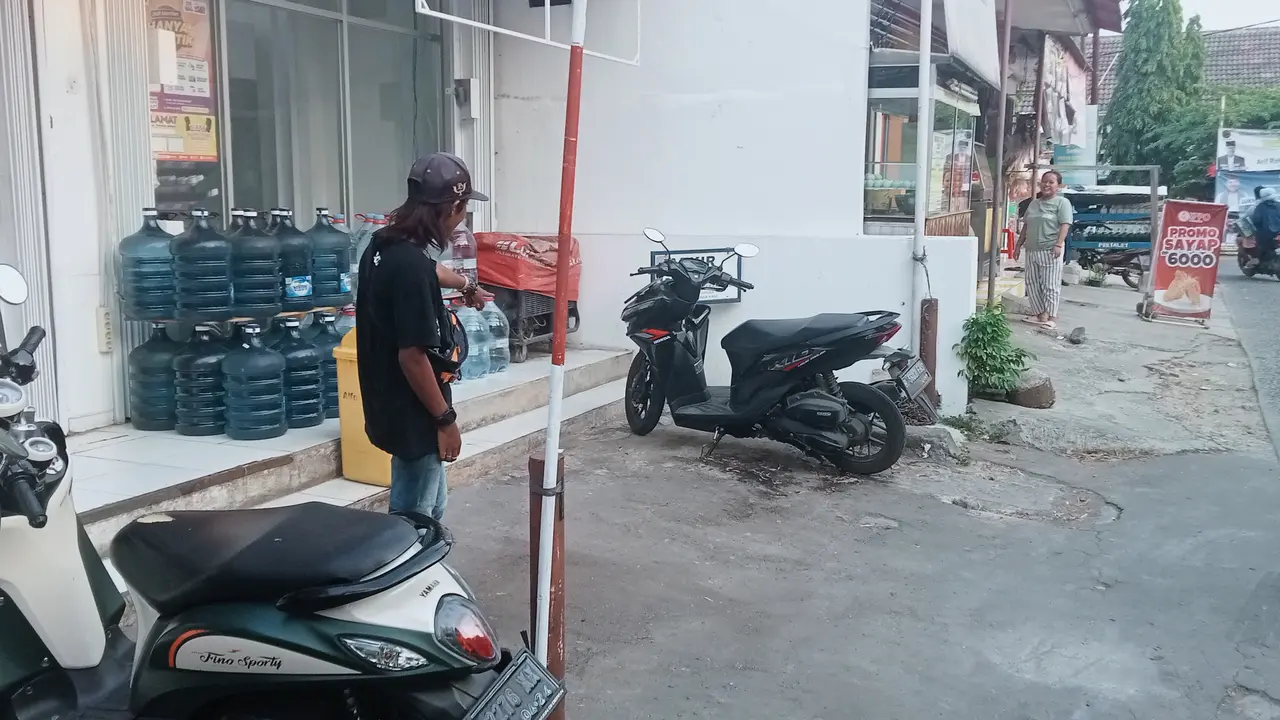 Pedagang gorengan menunjukkan lokasi penangkapan tersangka teroris di depan minimarket yang berlokasi di Blok B20, RT 05, RW 27 Harapan Jaya, Bekasi Utara, Kota Bekasi. (Foto: Liputan6.com/Bam Sinulingga)