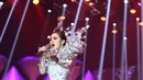 Dalam konsernya ini, Syahrini berduet dengan beberapa penyanyi lain diantaranya dengan Melly Goeslaw, Bian D'Bagindas, Cakra Khan, boy band CJR, dan masih banyak lagi. (Andy Masela/Bintang.com)