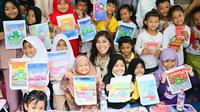 Menkomdigi Meutya Hafid saat mengunjungi Ruang Publik Terpadu Ramah Anak (RPTRA) Intiland Teduh di Semper Barat, Jakarta Utara, Selasa (12/11/2024). Foto: ANH/Komdigi