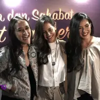 Pevita Pearce merasa beruntung memiliki dua orang sahabat karib yang selalu setia dan mengerti dirinya. Pevita pun selalu meluapkan isi hatinya kepada para sahabatnya itu, biasanya ia menceritakan permasalahan yang terjadi dengan dirinya dan keluarga...