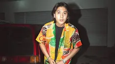 Terlepas dari kesuksesannya, pemain film Mencuri Raden Saleh ini dikenal selalu tampil santai dalam berpakaian. Penampilannya pun tampak simpel dengan mengenakan kemeja. Gaya kasual saat mengenakan kemeja pun tampak begitu stylish. (Liputan6.com/IG/@iqbaal.e)