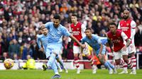 Pemain Manchester City Riyad Mahrez melakukan tendangan penalti ke gawang Arsenal pada pertandingan sepak bola Liga Inggris di Stadion Emirates, London, Inggris, 1 Januari 2022. Manchester City menang 2-1. (AP Photo/Matt Dunham)