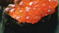 Telur ikan terbang yang biasa disajikan di makanan sushi itu kaya akan protein, vitamin, omega 3 dan 6. (Liputan6.com/Ahmad Yusran)