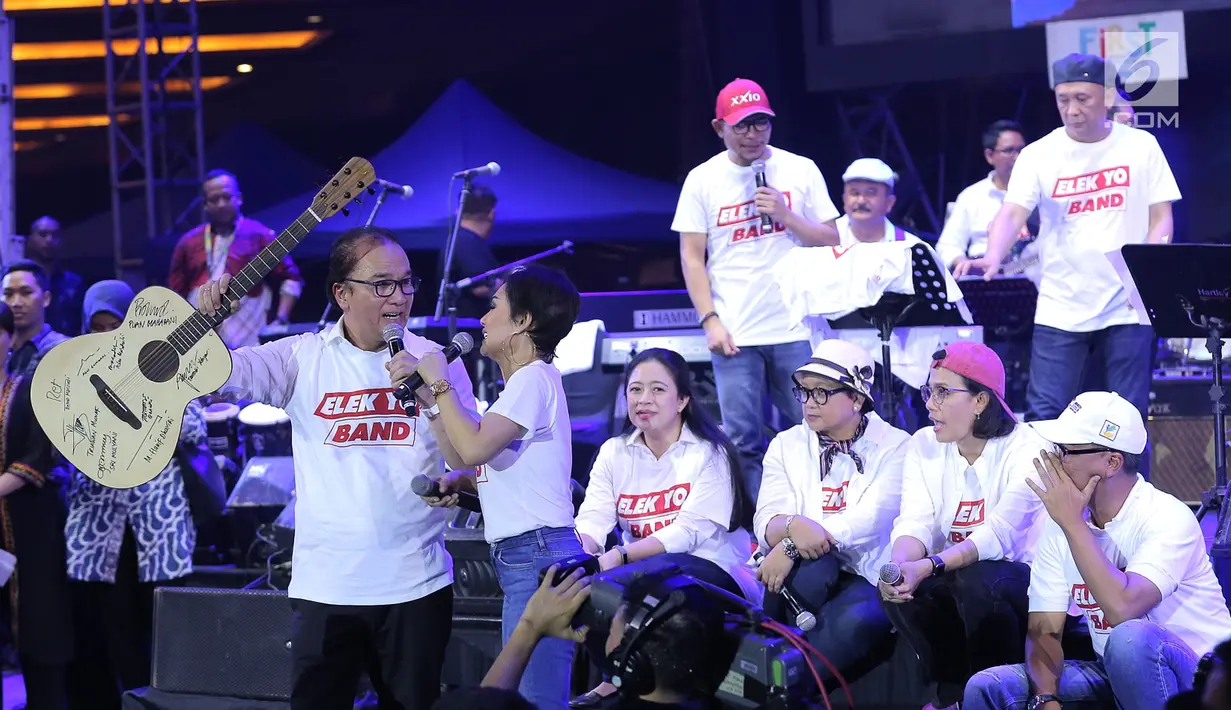 Elek Yo Band saat penggalangan dana untuk korban gempa Palu dan Donggala, Lippo Mall Kemang Jakarta, Jumat (5/10). Band yang terdiri dari para Menteri Kabinet Kerja ini dihibur Puan Maharani, Yuni Shara dan Tantowi Yahya. (Bintang.com/Deki Prayoga)