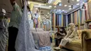 Pekerja melayani pembeli bahan kain di Pasar Tanah Abang, Jakarta, Kamis (1/4/2021). Kemenperin ingin meningkatkan daya saing industri Tekstil dan Produk Tekstil (TPT) nasional, salah satunya dengan berupaya mengurangi ketergantungan terhadap bahan baku tekstil impor. (Liputan6.com/Johan Tallo)