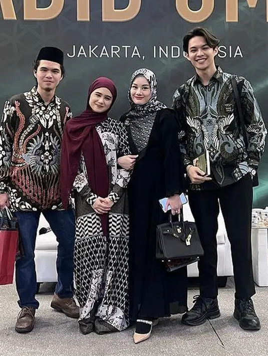 <p>Dinda Hauw tampil dengan gamis hitam dipadukan kerudung bermotif dengan membawa tas Hermes hitamnya. [@tissabiani]</p>