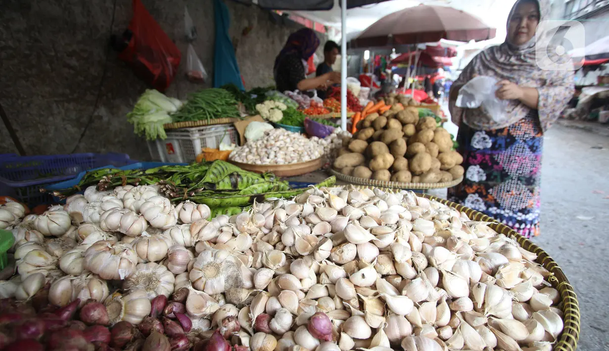 Aktivitas jual beli di pasar Kebayoran Lama, Jakarta, Kamis (6/2/2020). Harga cabai dan bawang putih mengalami kenaikan hingga mencapai dua kali lipat akibat musim hujan. (Liputan6.com/Angga Yuniar)