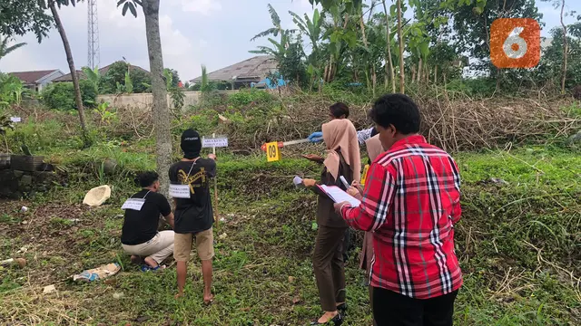 Rekonstruksi  kasus pembunuhan dan pencabulan bocah 7 tahun, oleh pelaku tetangganya remaja belasan tahun (Liputan6.com/Fira Syahrin).