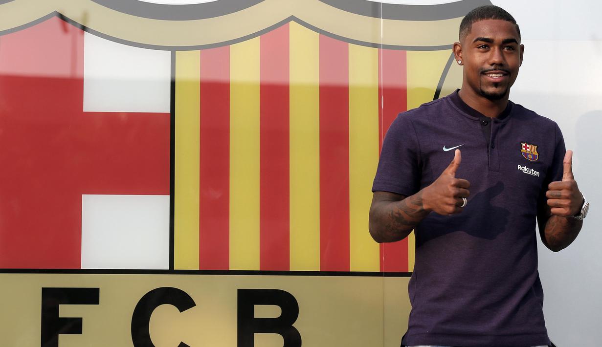 Pemain baru Barcelona, Malcom Filipe Silva de Oliveira, berpose dihadapan media saat tiba di Stadion Camp Nou, Barcelona, Selasa (24/7/2018). Blaugrana resmi mendapatkan jasa pemain Bordeaux ini dengan harga 41 juta euro. (AP/Manu Fernandez)