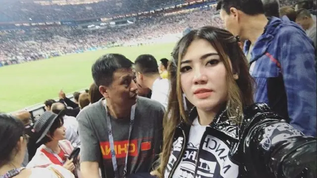 Begini Gaya Via Vallen Saat Nonton Piala Dunia ke Rusia