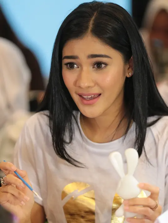 "(Rencana nikah) mah udah lewat mba hahaha. Ga ga, becanda. Pokoknya  kita nggak usah ngomongin yang lalu lah ya, kita ngomongin yang kedepannya, nah aku minta didoain," paparnya. (Adrian Putra/Bintang.com)