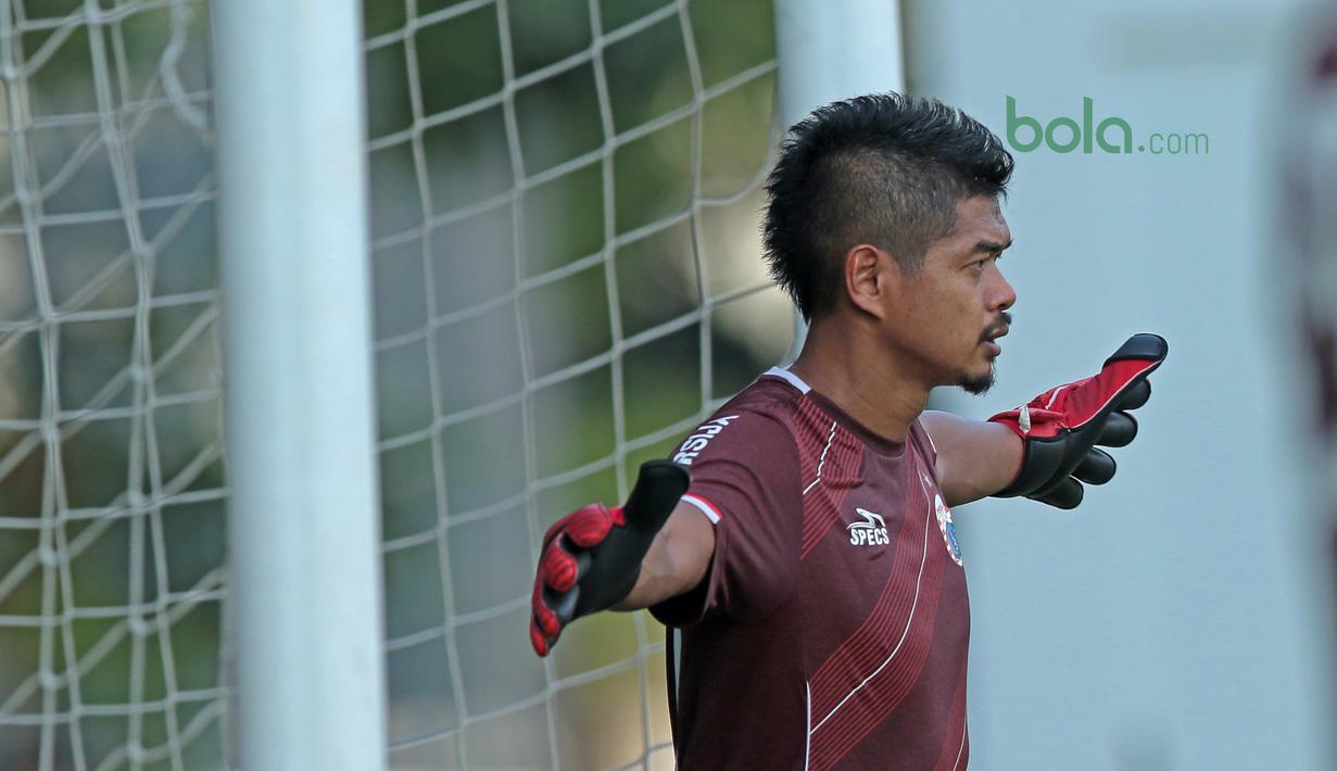 Bambang Pamungkas menutup ruang tembak saat berlatih menjadi kiper di Lapangan ABC, Senayan, Jakarta (09/04/2018). Persija akan melawan JDT pada PIala AFC 2018. (Bola.com/Nick Hanoatubun)
