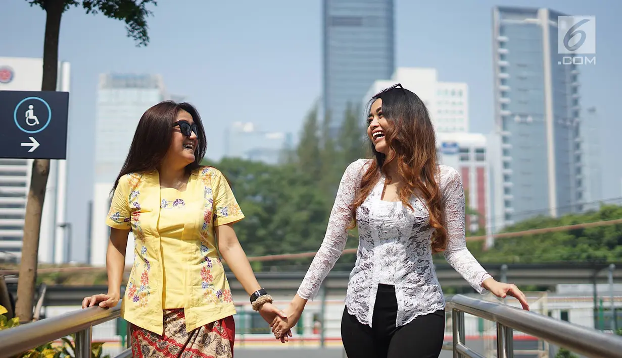 Dua wanita yang tergabung dalam Gerakan Nasional #SelasaBerkebaya melakukan kampanye berkebaya di Stasiun MRT Dukuh Atas, Jakarta, Selasa (25/6/2019). Kegiatan kampanye tersebut untuk mengembalikan jati diri bangsa Indonesia dengan berkebaya di setiap hari Selasa. (Liputan6.com/Immanuel Antonius)
