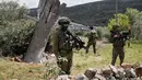 Selain di Kifl Haris, puing-puing rudal dari serangan Iran dilaporkan jatuh di pemukiman Peduel dan wilayah Haris. Tampak dalam foto, personel militer Israel mengamankan puing-puing rudal Iran yang jatuh di desa Kifl Haris di Tepi Barat, Selasa, 24 Maret 2026. (AP Photo/Majdi Mohammed)