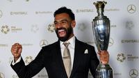 Winger Liverpool, Mohamed Salah, berhasil meraih penghargaan&nbsp;PFA Men&rsquo;s Player of the Year atau Pemain Terbaik Pria untuk ketiga kalinya. Salah mendapatkan trofi tersebut karena penampilan impresifnya yang membawa The Reds meraih trofi Premier League musim lalu, dan status top skorer dan juga assist terbanyak. (AFP/Darren Staples)