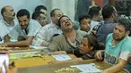 Para pelayat menangis saat pemakaman korban tewas dalam kebakaran gereja kristen koptik di Gereja Santa Perawan Maria, Kairo, Provinsi Giza, Mesir, 14 Agustus 2022. Pemakaman 41 korban tewas dalam kebakaran gereja kristen koptik di Kairo diadakan di dua gereja. (Khaled DESOUKI/AFP)