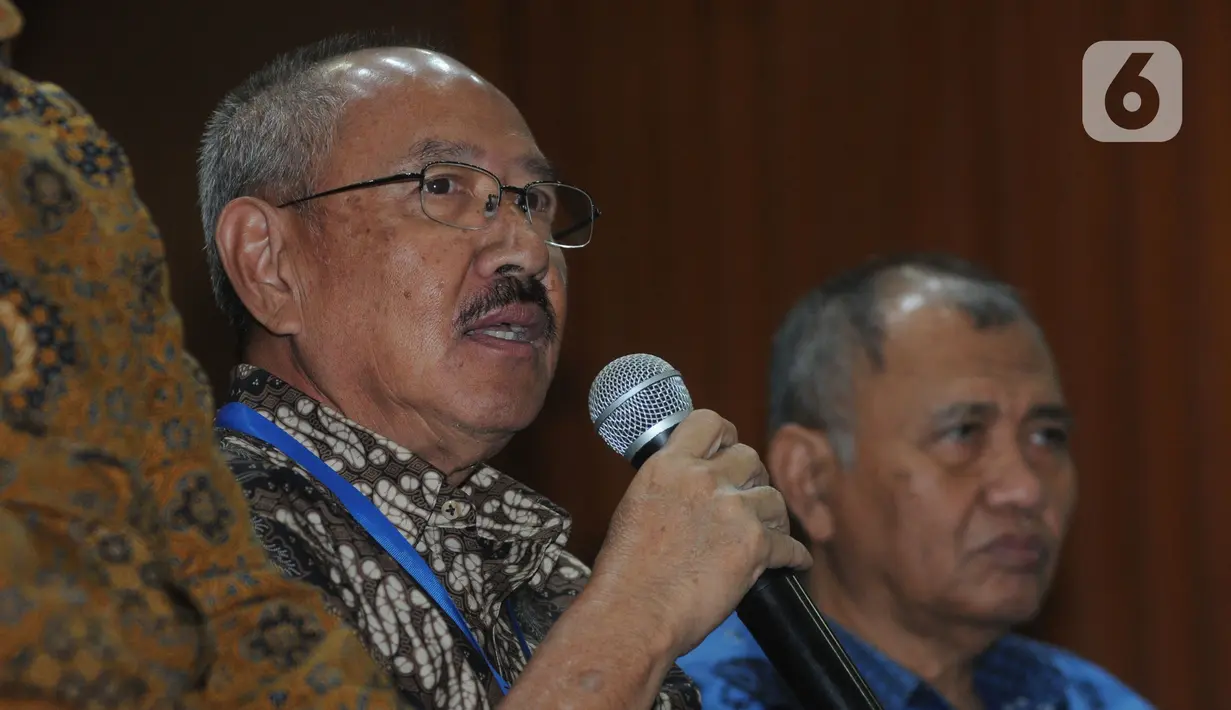 Dosen hukum pidana Unpar Agustinus Pohan menyampaikan paparan saat diskusi di Gedung KPK, Jakarta, Kamis (19/12/2019). Diskusi membahas gagasan perubahan UU Tipikor berdasarkan hasil kajian dan draf usulan ke pemerintah. (merdeka.com/Dwi Narwoko)
